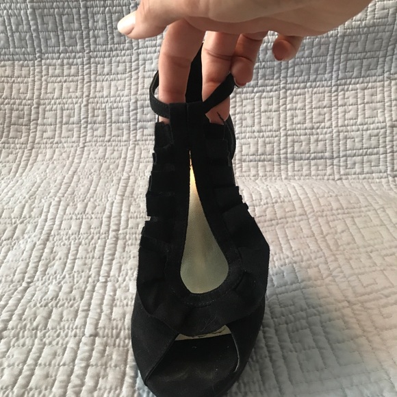 Women’s GUESS Platform High Heel - Picture 2 of 5